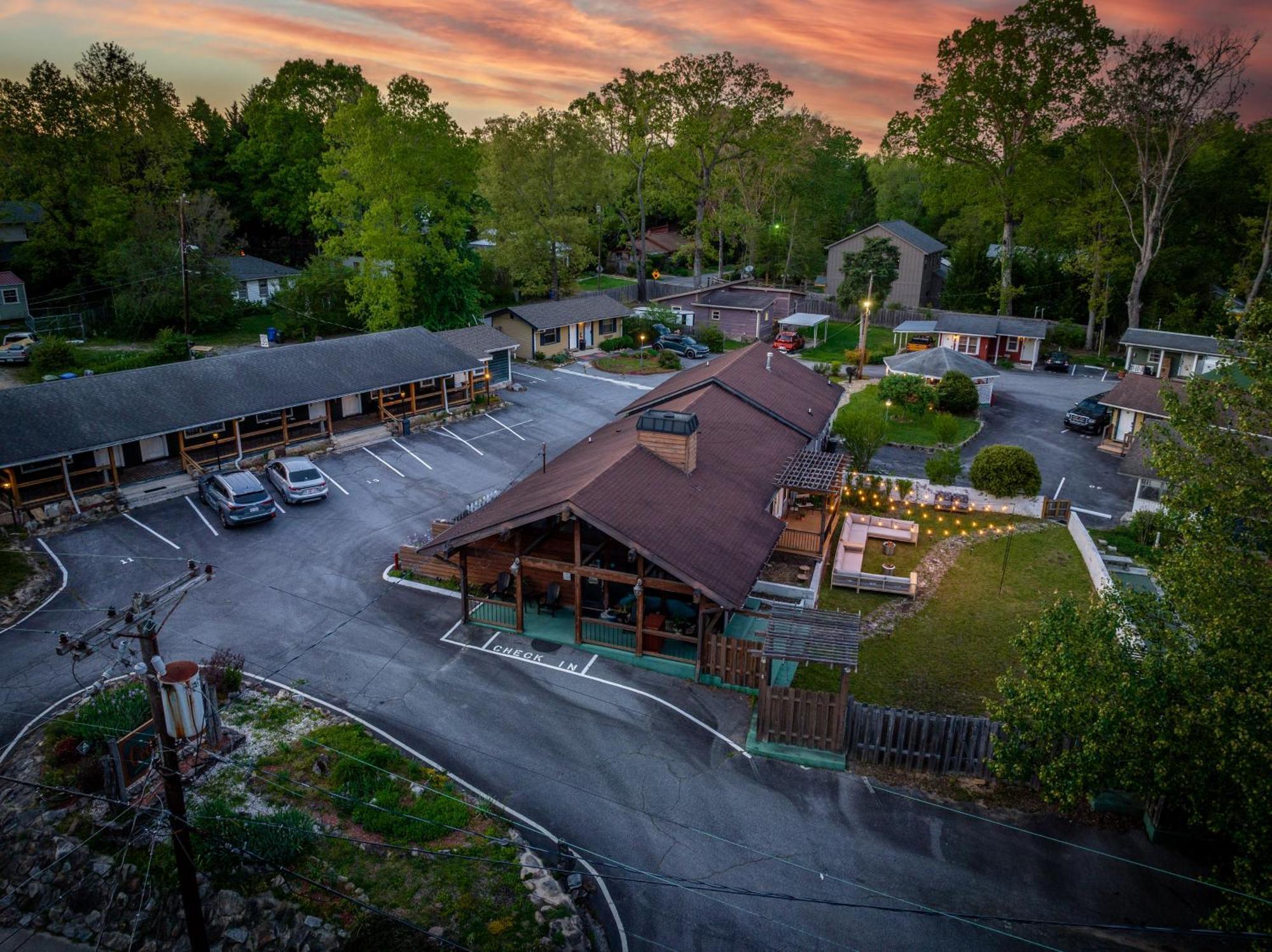 Cedarwood Inn Hendersonville Eksteriør billede